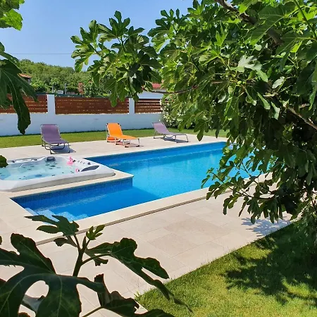 Relaxing With Hottub & Pool - *