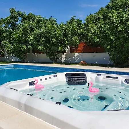 Villa Relaxing With Hottub & Pool -