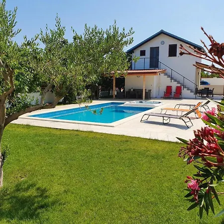 Villa Relaxing With Hottub & Pool - *