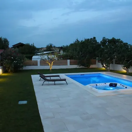 Relaxing With Hottub & Pool - Villa