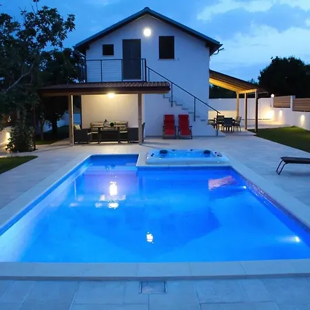 Villa Relaxing With Hottub & Pool - Medulin
