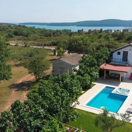Relaxing With Hottub & Pool - Villa