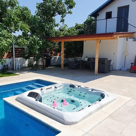 Villa Relaxing With Hottub & Pool - *