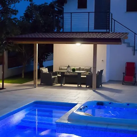 Relaxing With Hottub & Pool - Villa