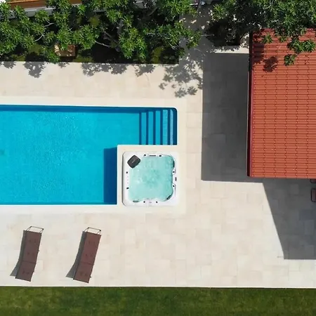 Villa Relaxing With Hottub & Pool - *